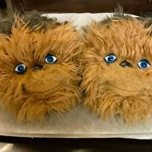 Chewbacca mens slippers, fits size 10-11. Tag reads for ages 14 & older.